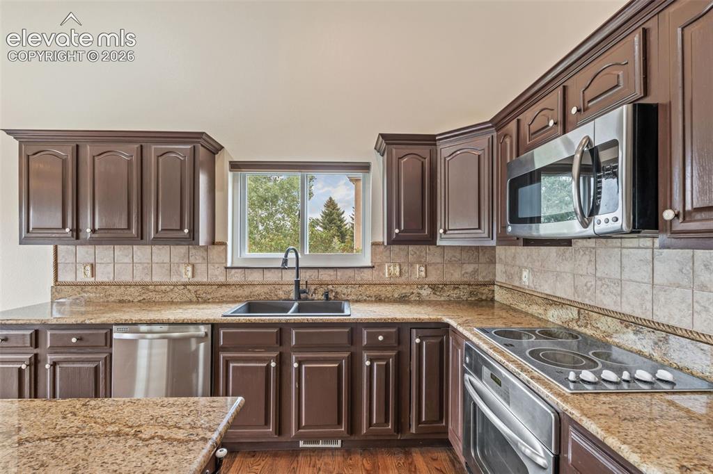 Image 14 of 47: Kitchen