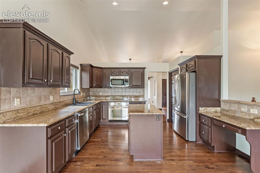 Image 15 of 47: Kitchen