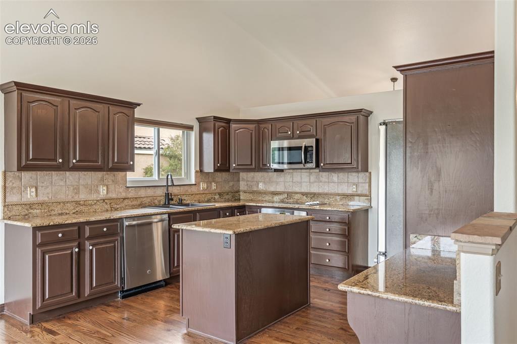 Image 17 of 47: Kitchen