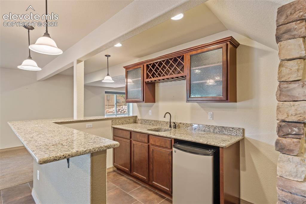 Image 34 of 43: Wet bar