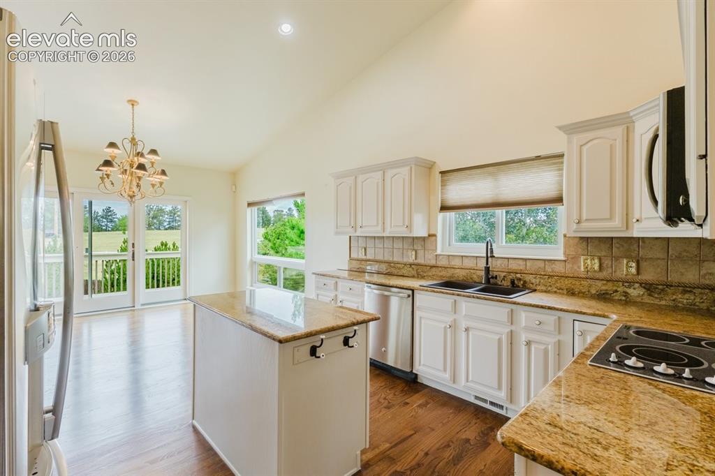 Image 4 of 43: Kitchen