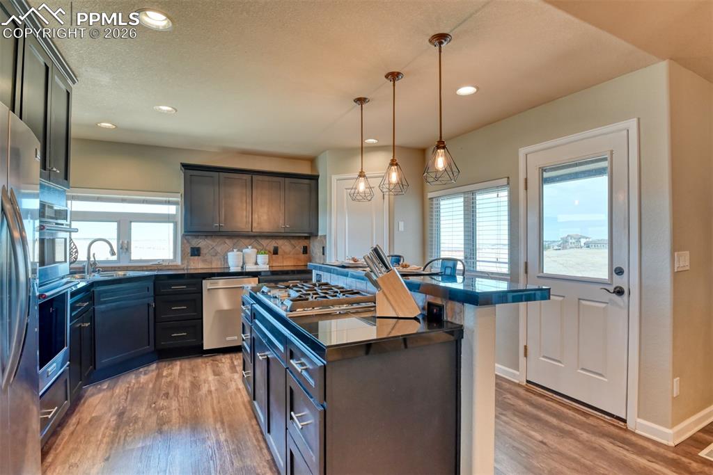 Image 16 of 50: Kitchen