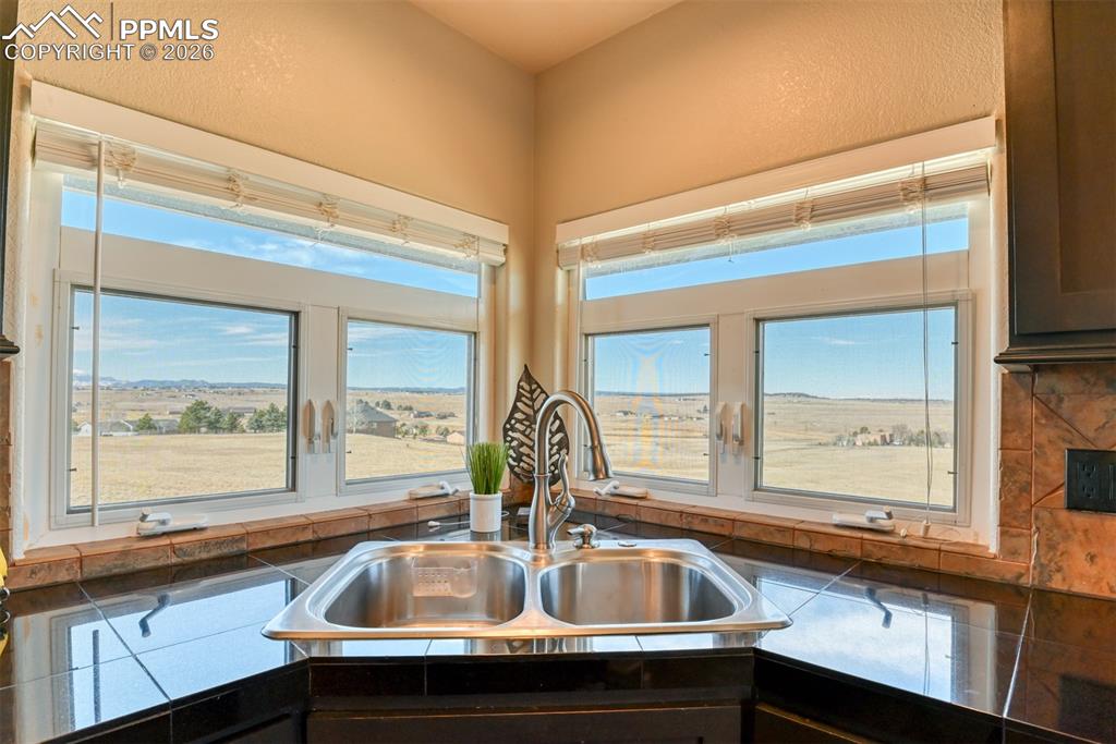 Image 20 of 50: Kitchen