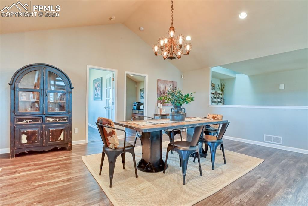 Image 22 of 50: Dining Area