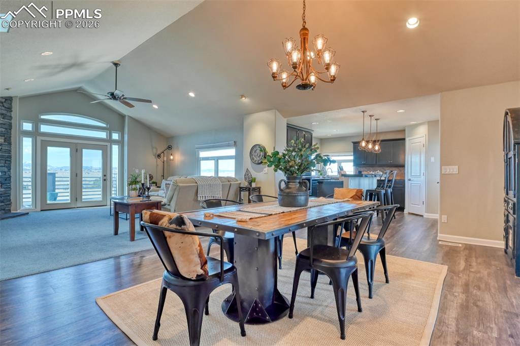 Image 23 of 50: Dining Area