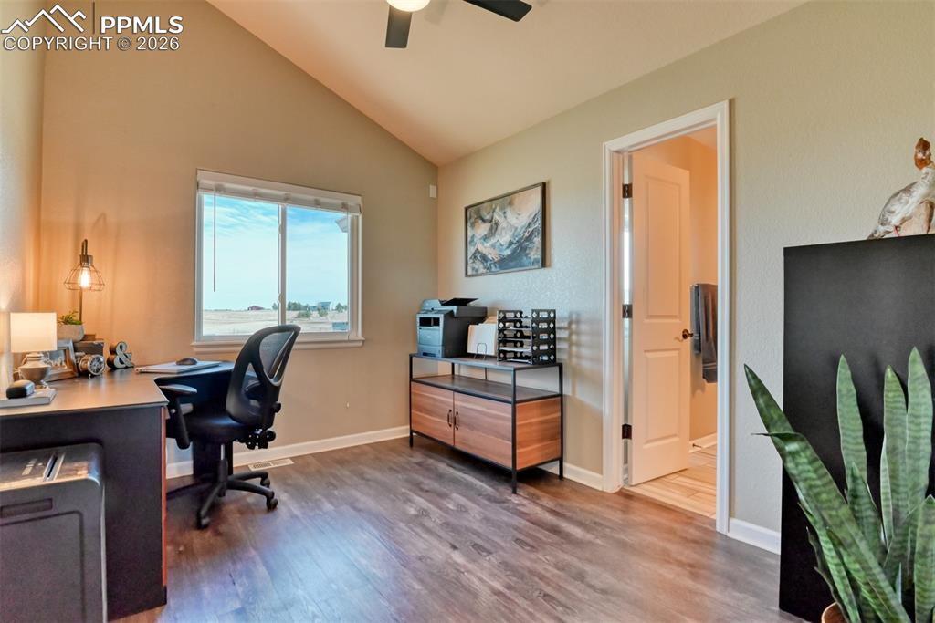 Image 25 of 50: Office