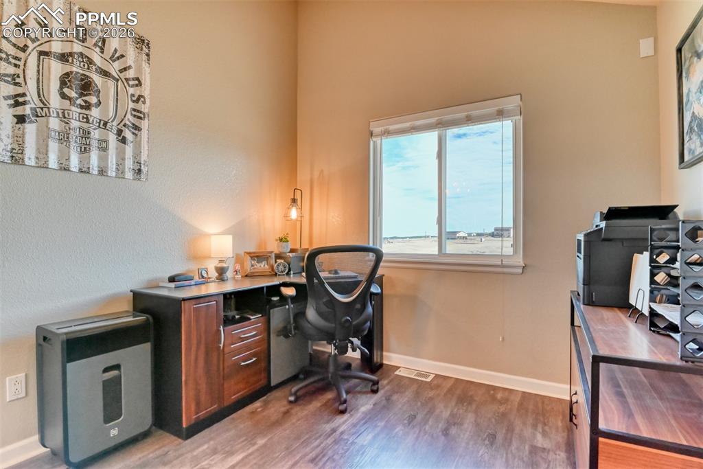 Image 26 of 50: Office