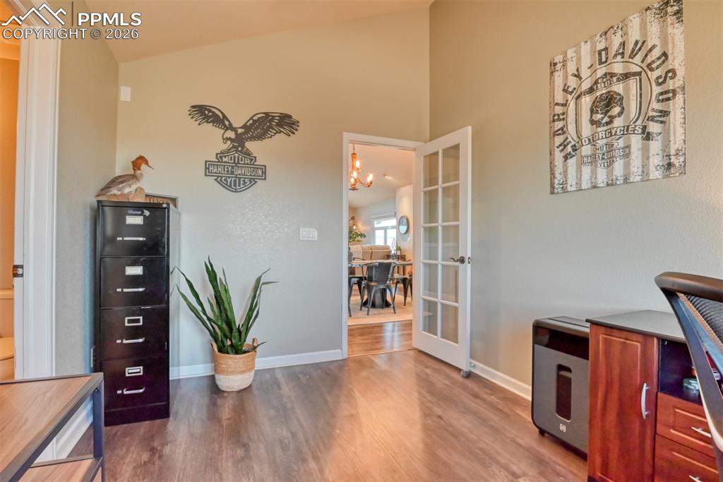 Image 27 of 50: Office