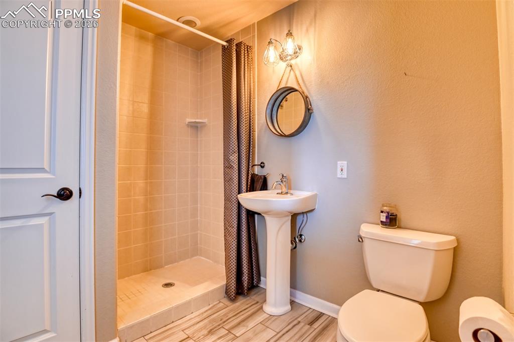 Image 28 of 50: Bathroom