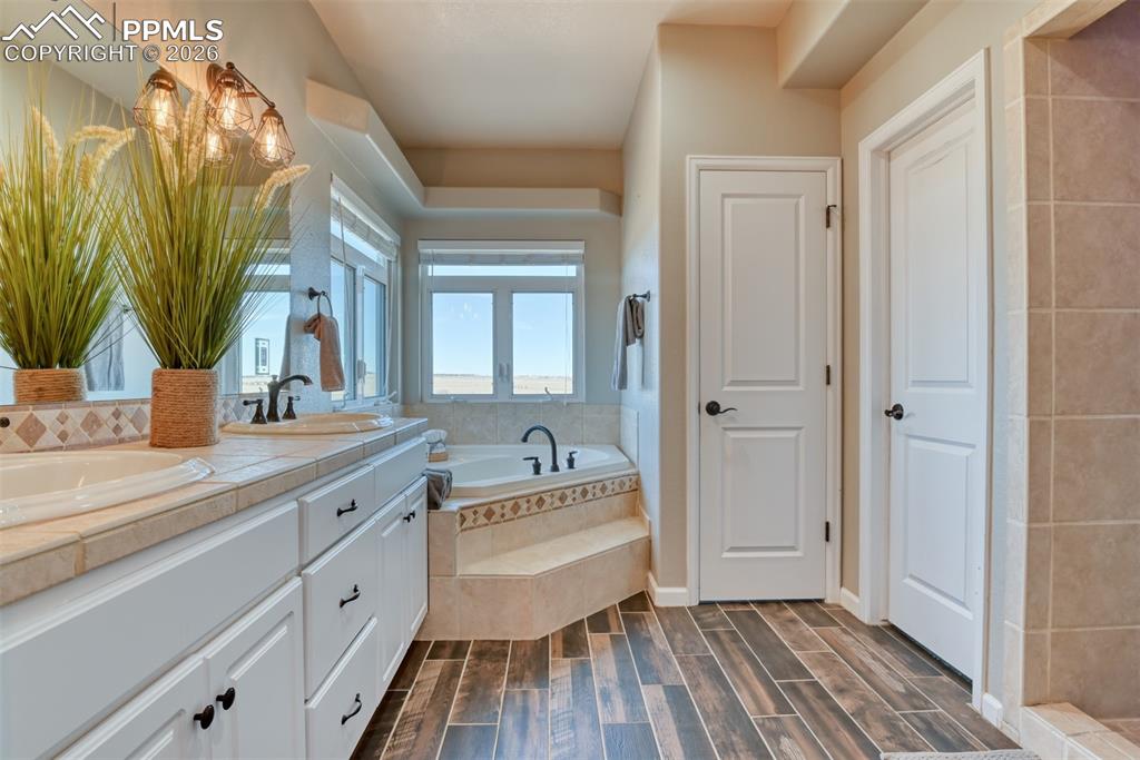 Image 34 of 50: Bathroom