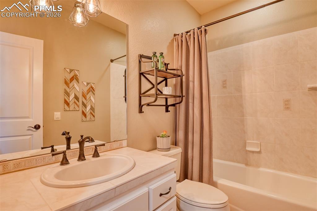 Image 37 of 50: Bathroom