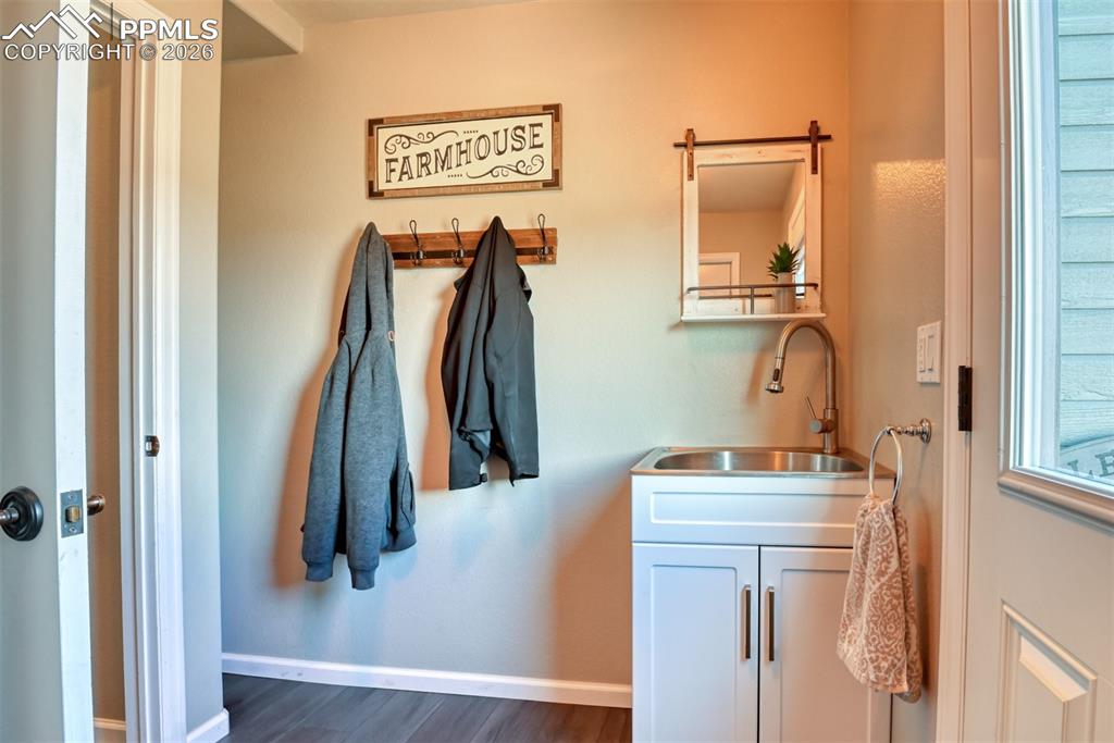 Image 41 of 50: Laundry