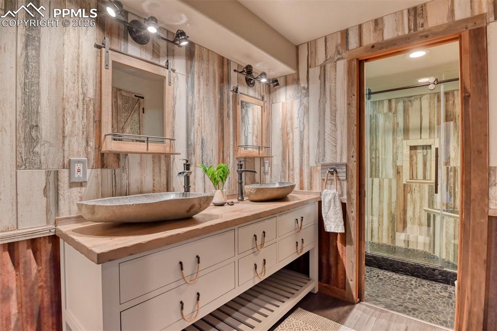 Image 43 of 50: Bathroom