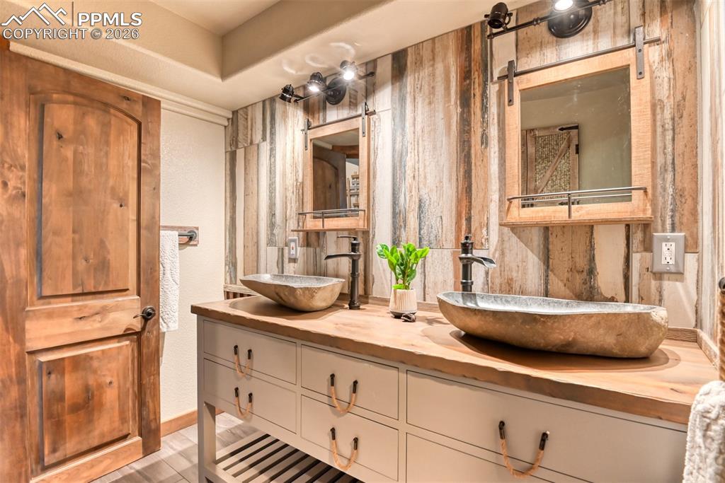 Image 44 of 50: Bathroom