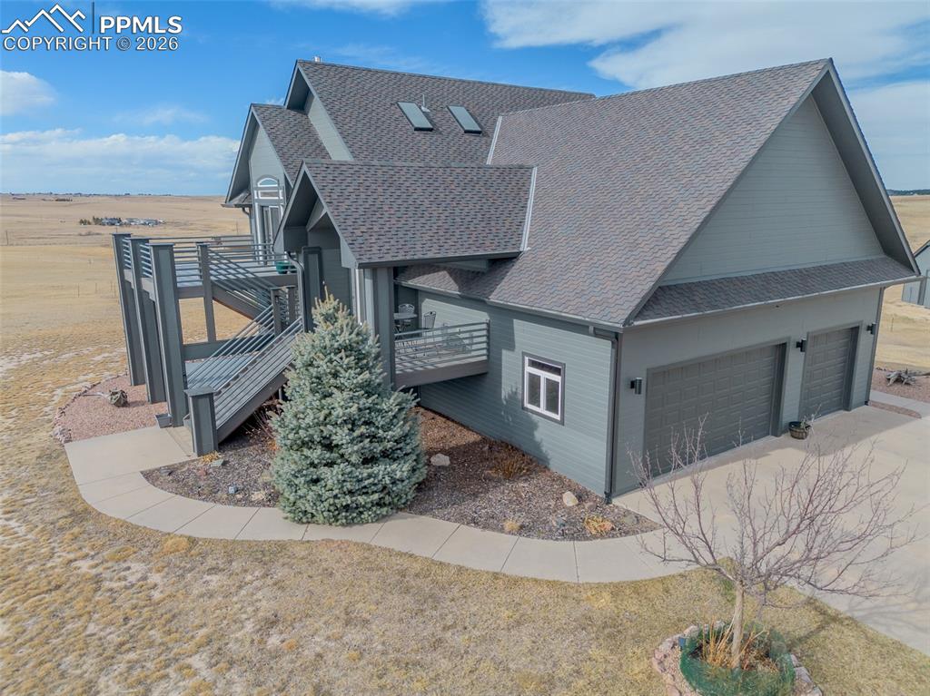 Image 5 of 50: Side of Structure