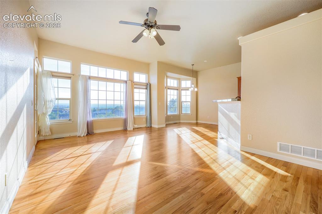 Image 7 of 32: Great room is perfect for entertaining 