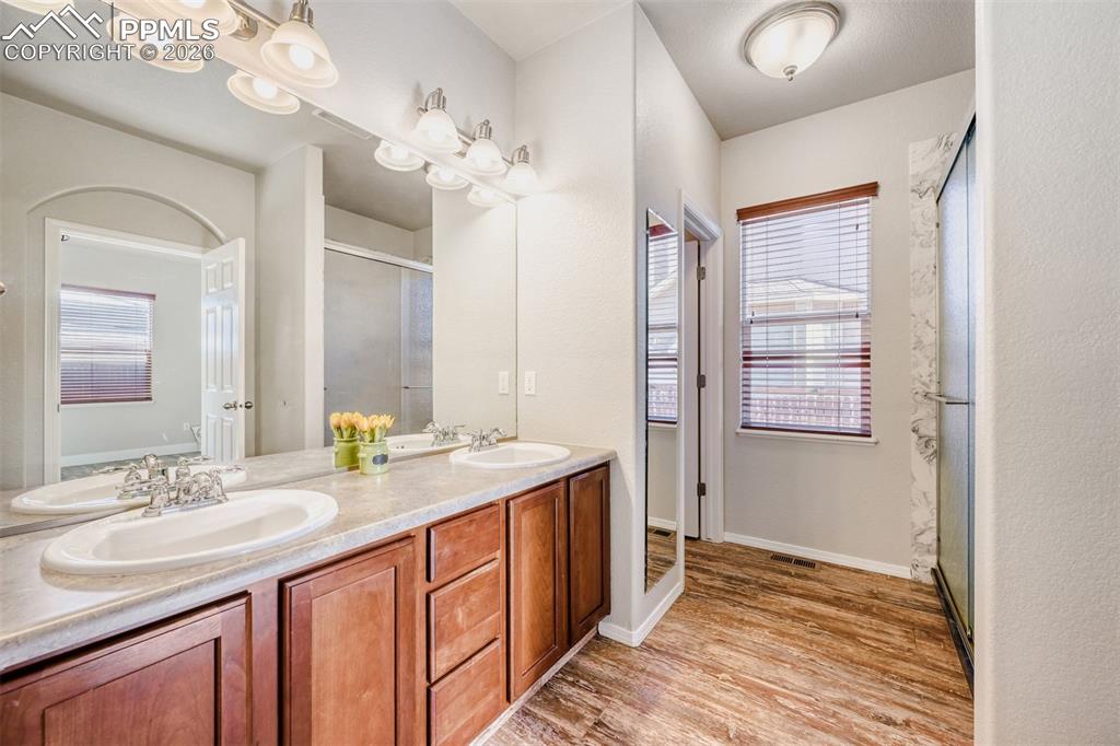 Image 12 of 40: Bathroom