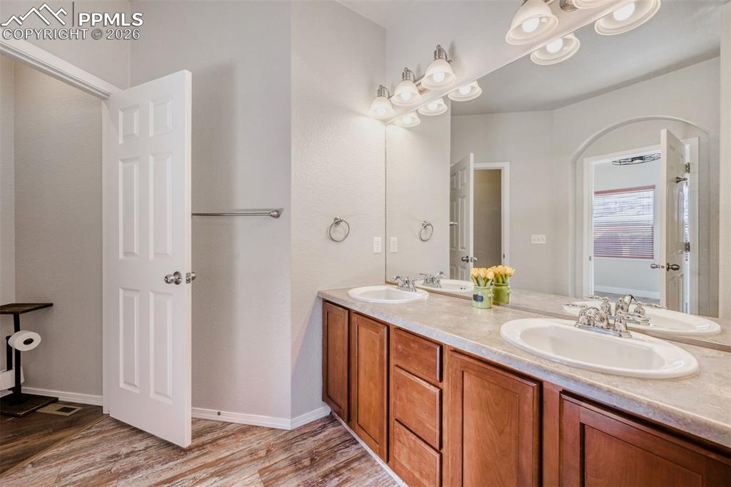 Image 13 of 40: Bathroom