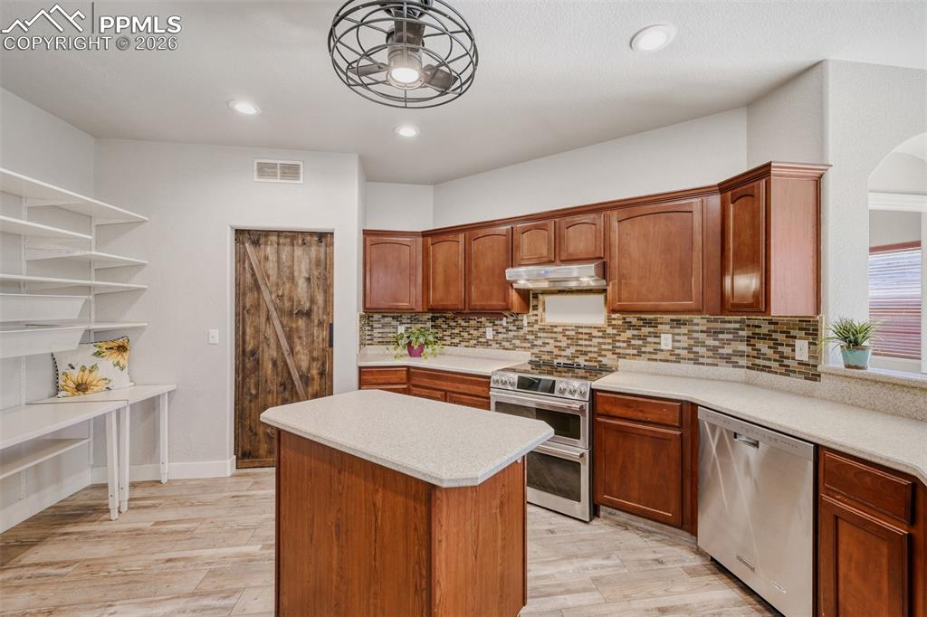 Image 14 of 40: Kitchen