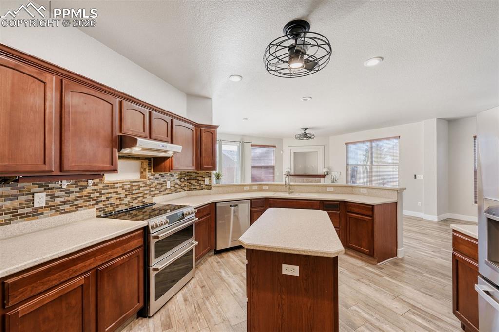 Image 15 of 40: Kitchen