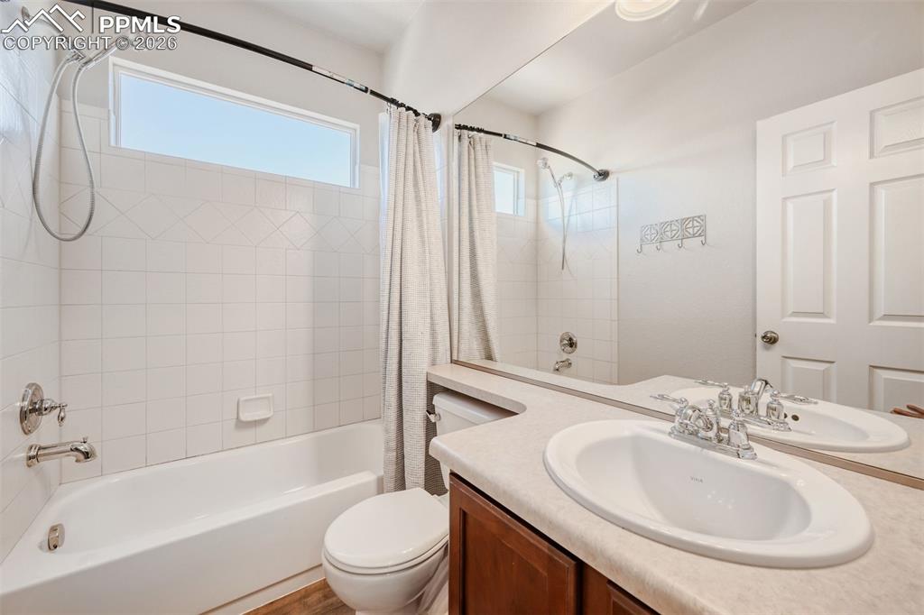 Image 19 of 40: Bathroom