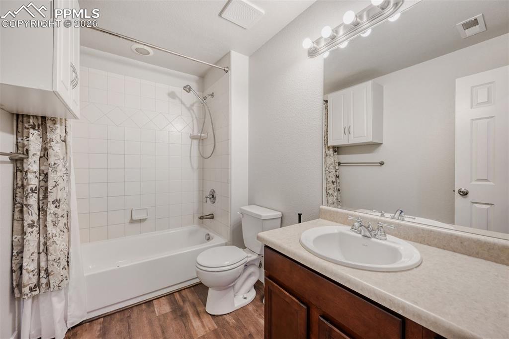 Image 26 of 40: Bathroom