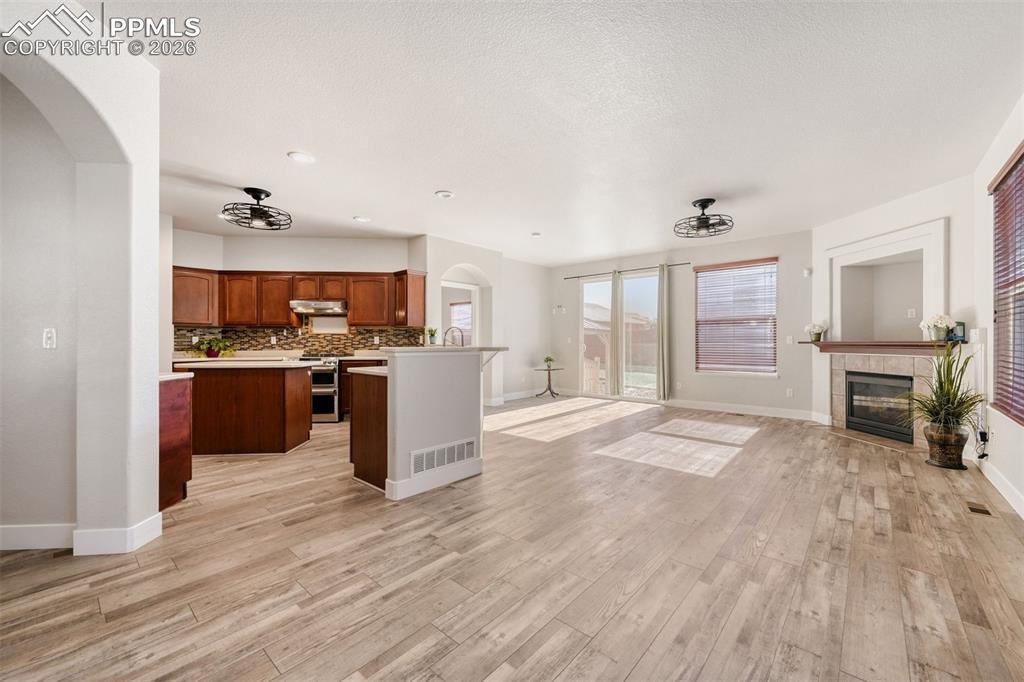 Image 5 of 40: Kitchen