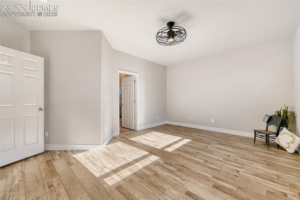 Image 9 of 40: Bedroom