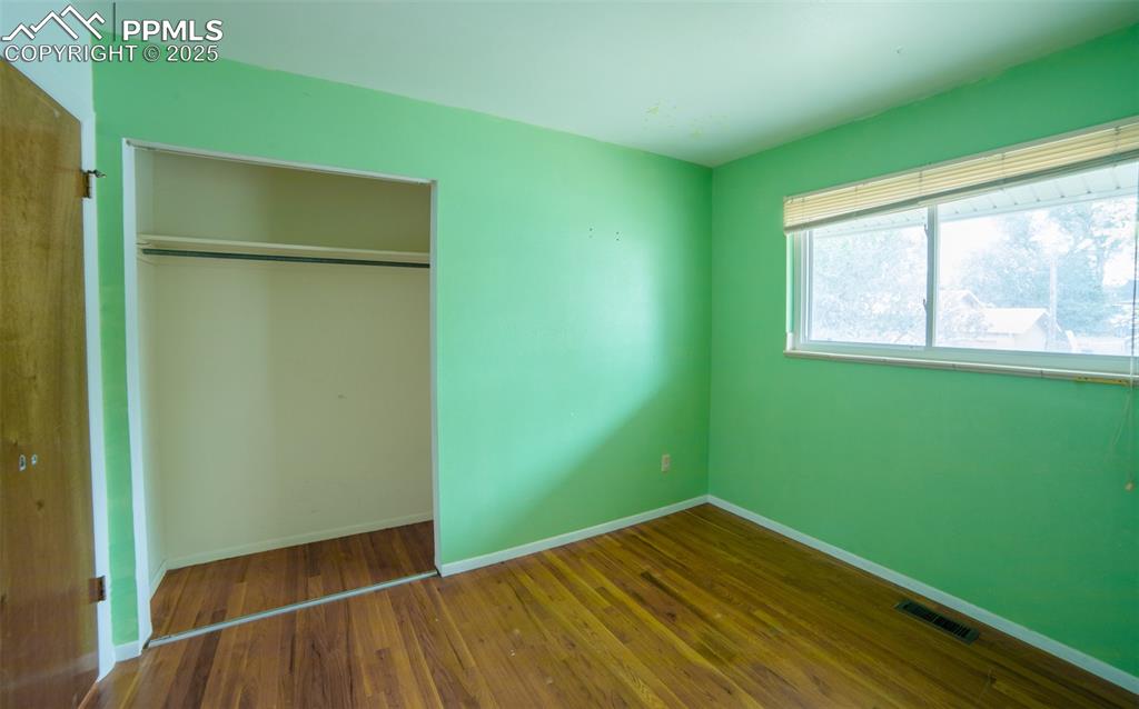 Image 11 of 24: Bedroom