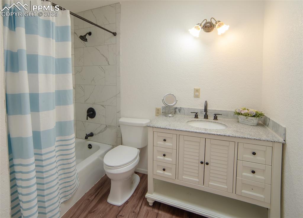 Image 14 of 24: Bathroom