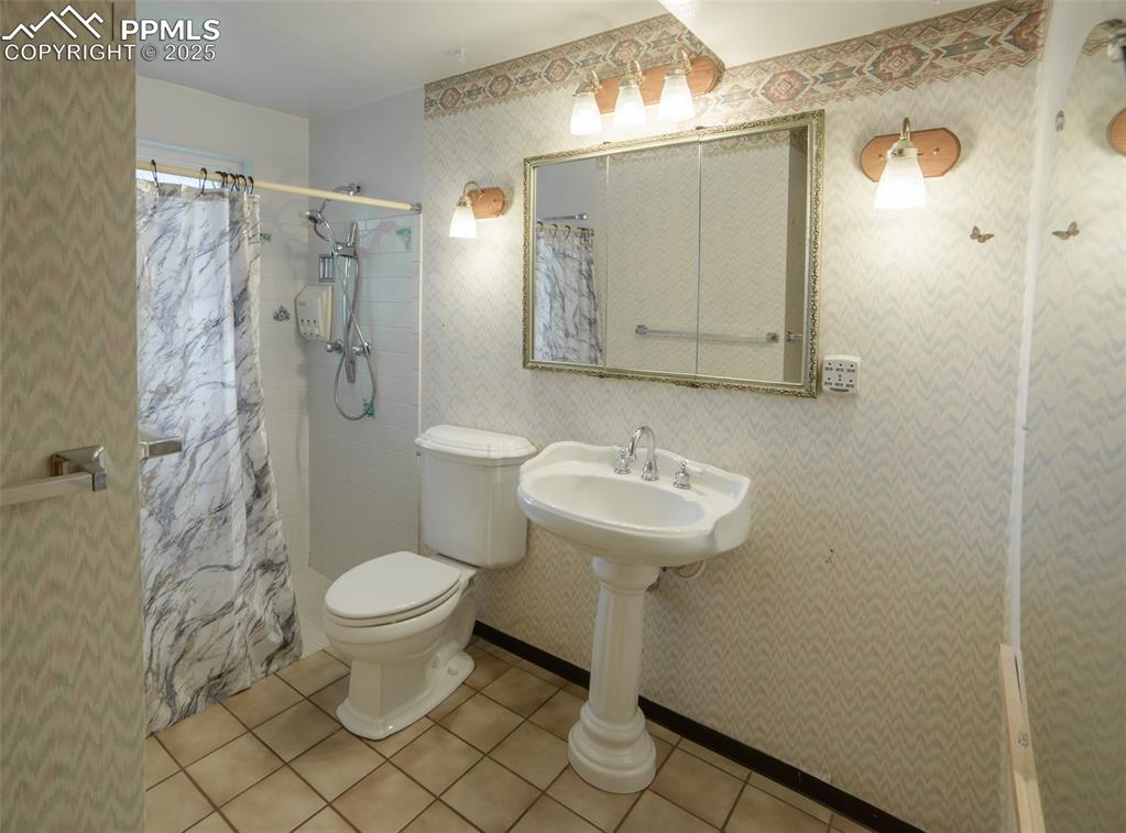 Image 18 of 24: Bathroom