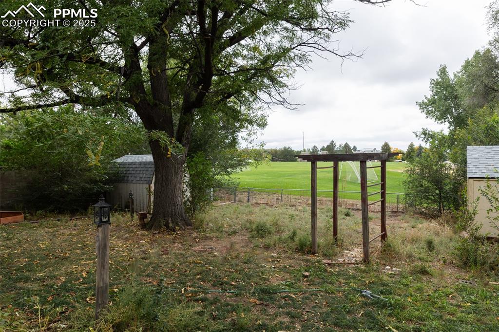 Image 20 of 24: Yard