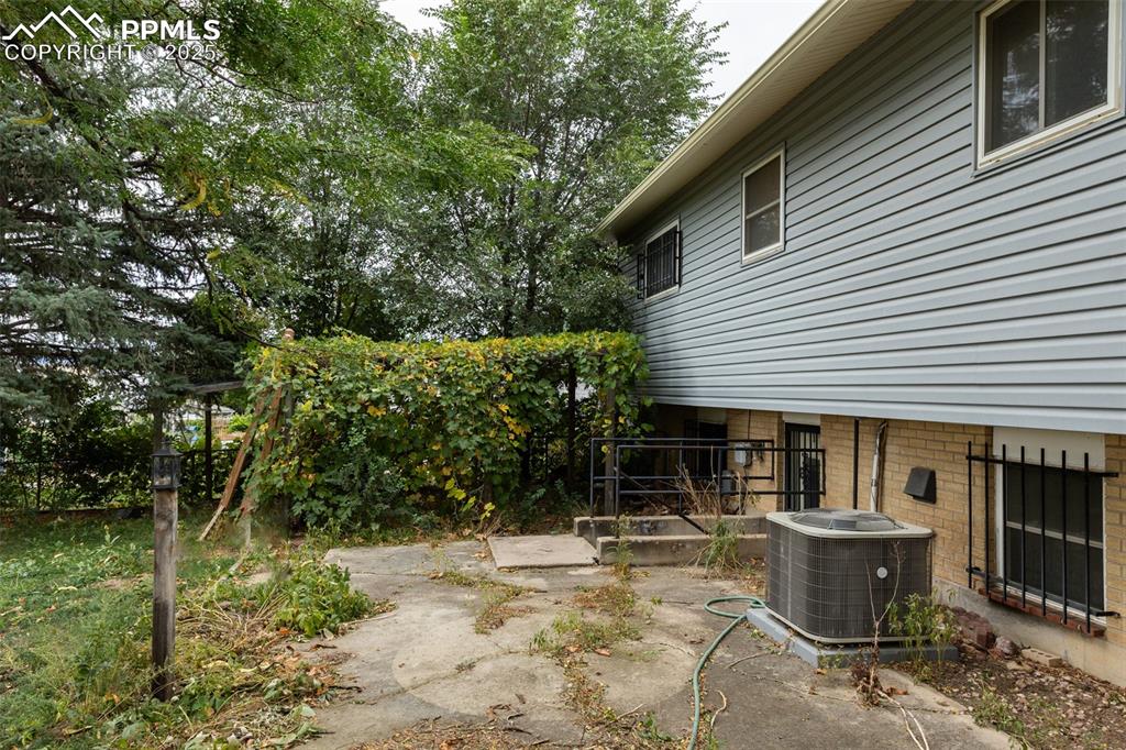 Image 21 of 24: Yard