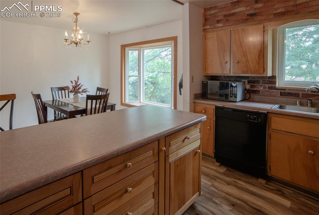 Image 4 of 24: Kitchen