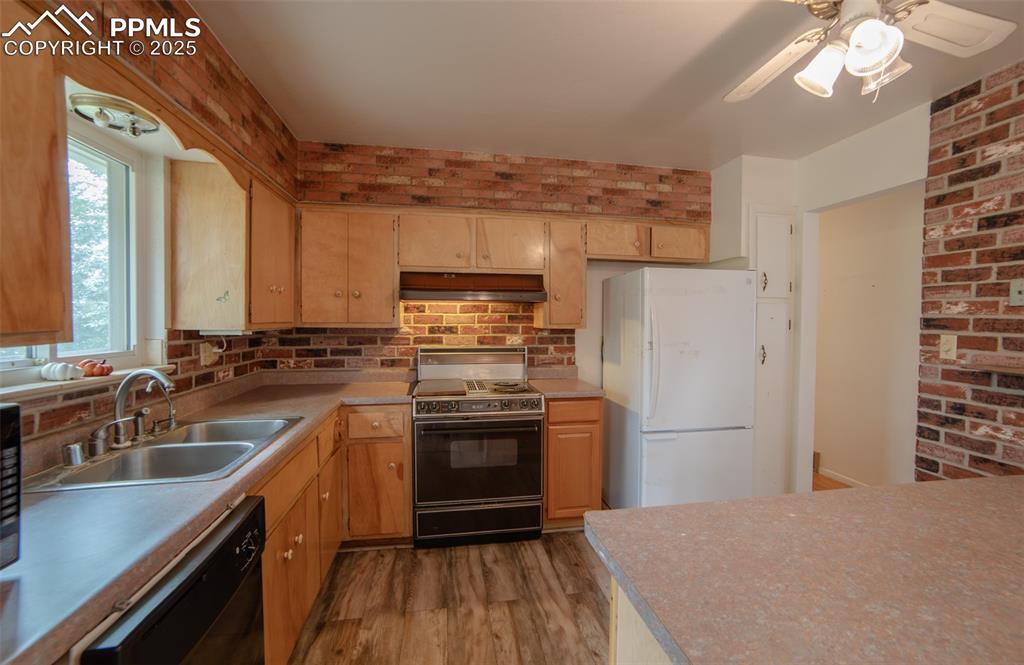 Image 5 of 24: Kitchen