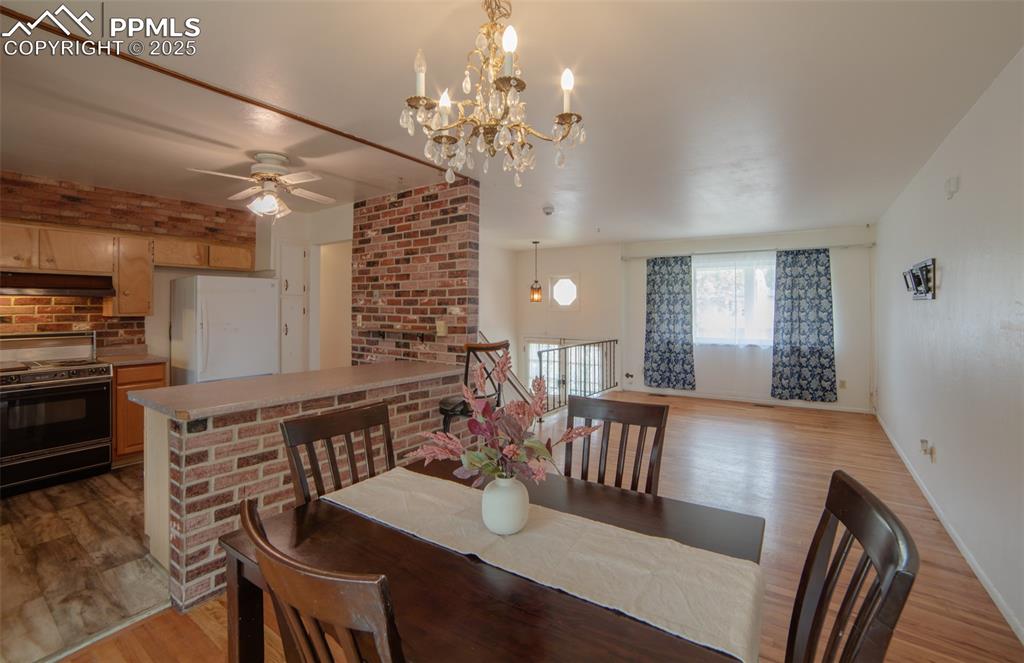 Image 7 of 24: Dining Area