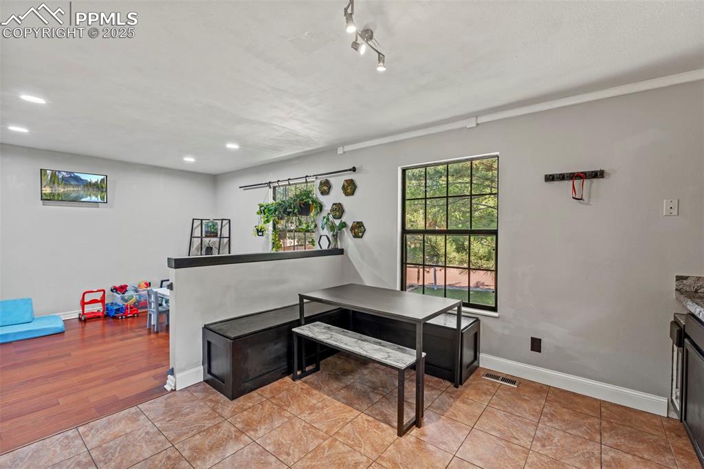 Image 10 of 42: Dining Area