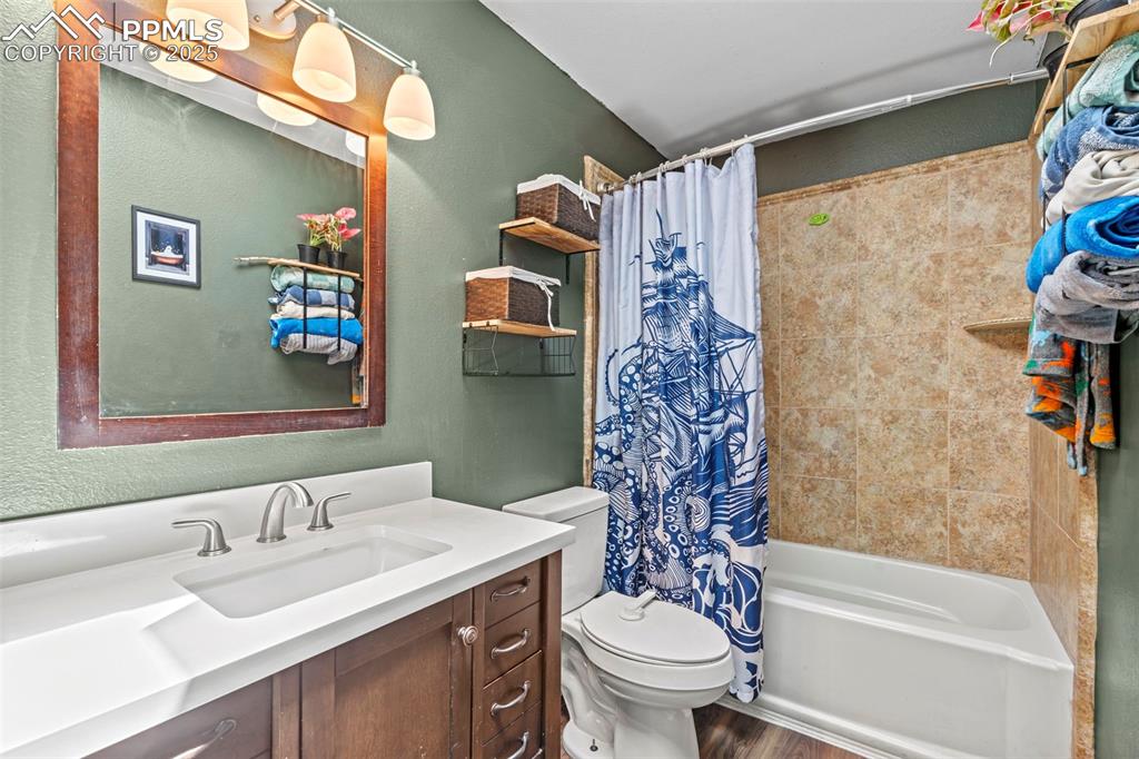Image 22 of 42: Bathroom