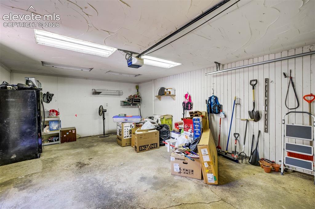 Image 22 of 29: Garage