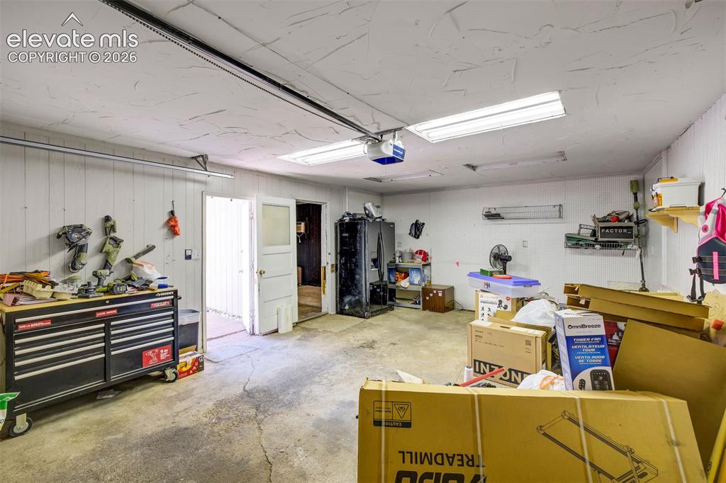 Image 23 of 29: Garage
