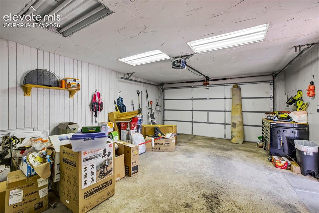 Image 24 of 29: Garage