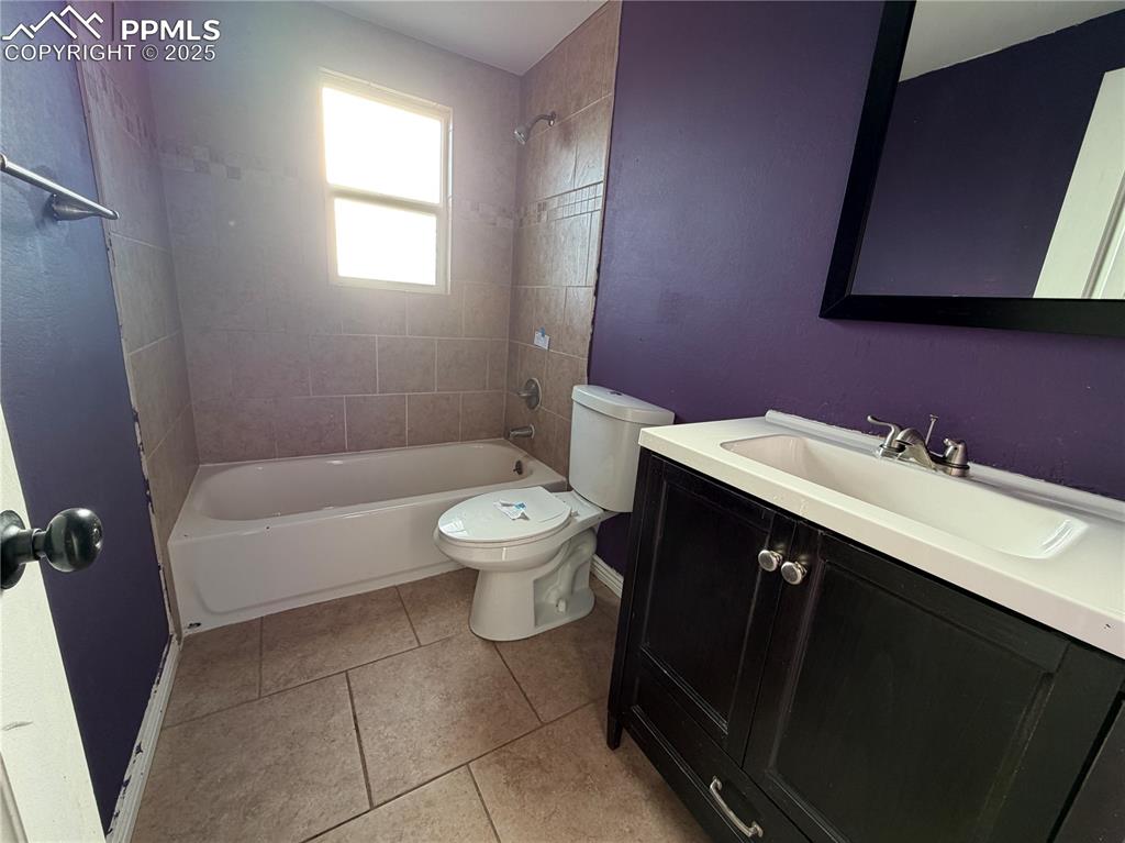 Image 12 of 28: Bathroom