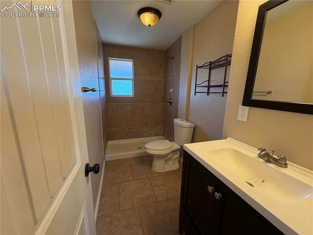 Image 20 of 28: Bathroom