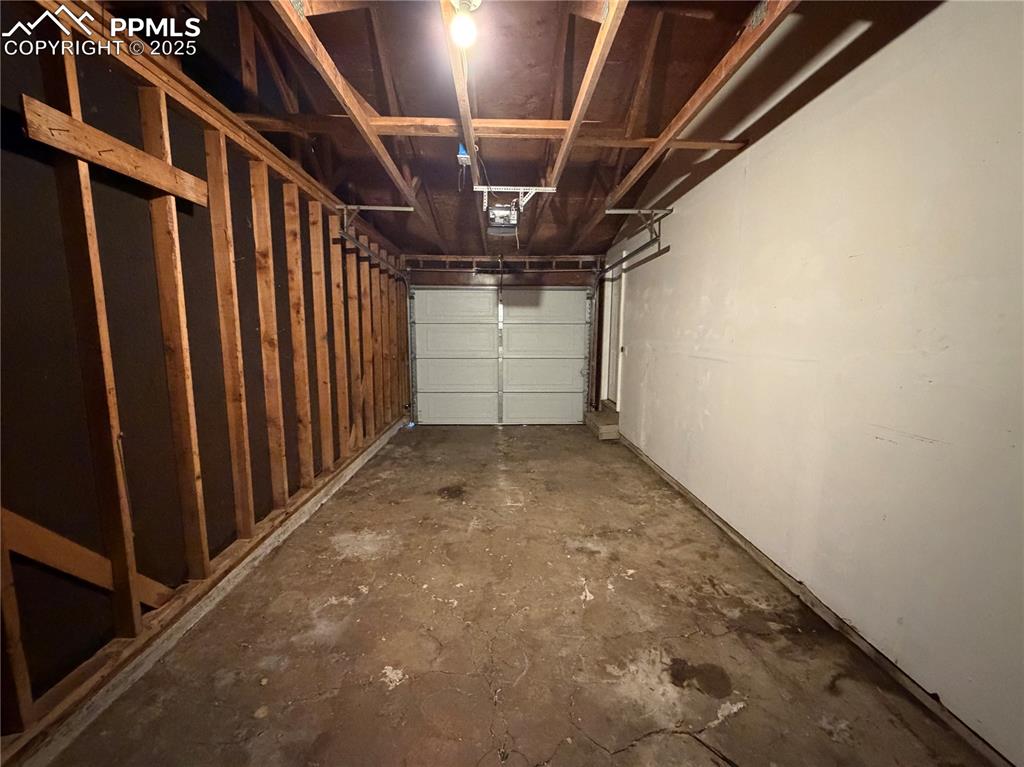 Image 23 of 28: Garage