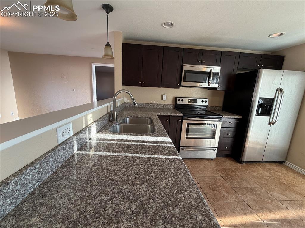 Image 7 of 28: Kitchen