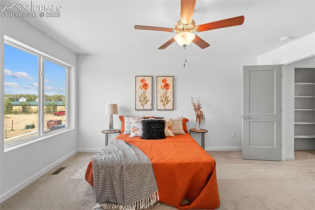 Image 11 of 18: Bedroom