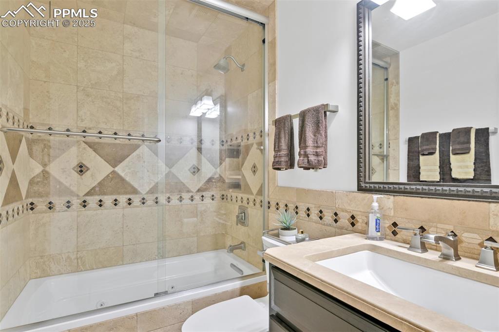 Image 18 of 41: Bathroom