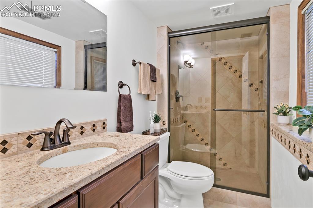 Image 27 of 41: Bathroom