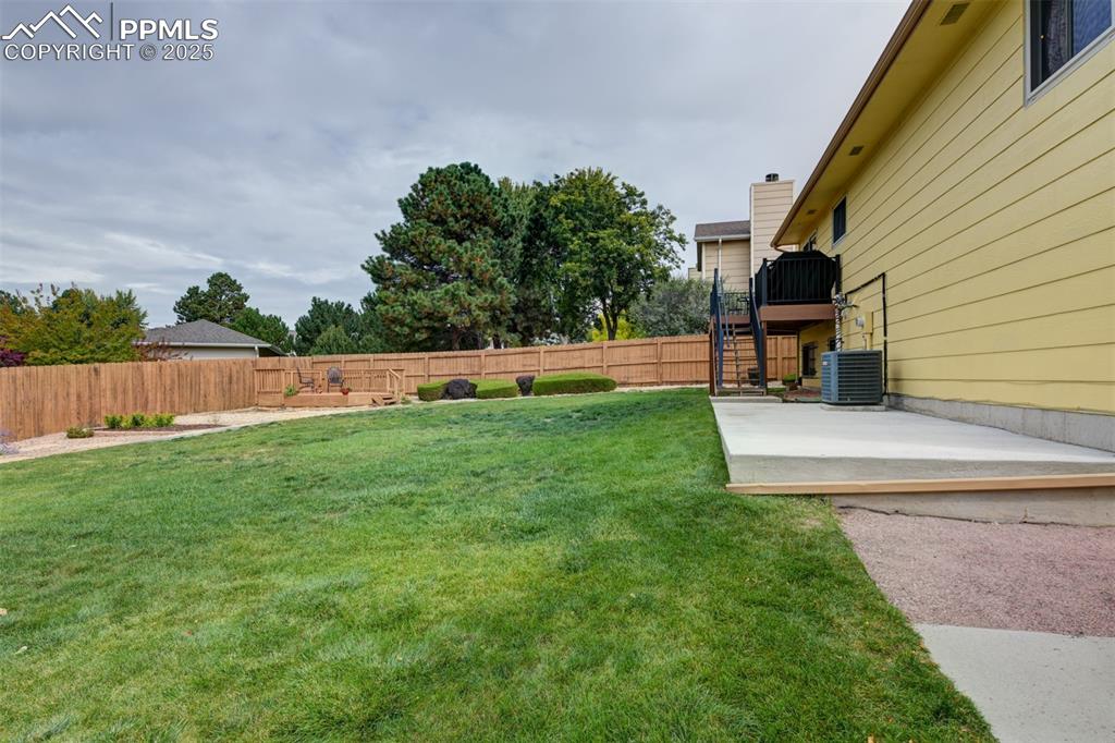 Image 34 of 41: Yard