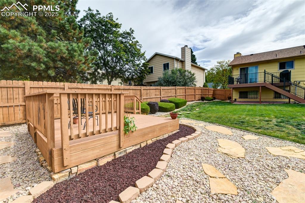 Image 35 of 41: Yard